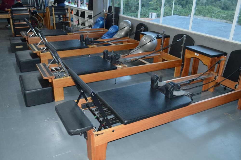 Estúdio com equipamentos de Pilates
