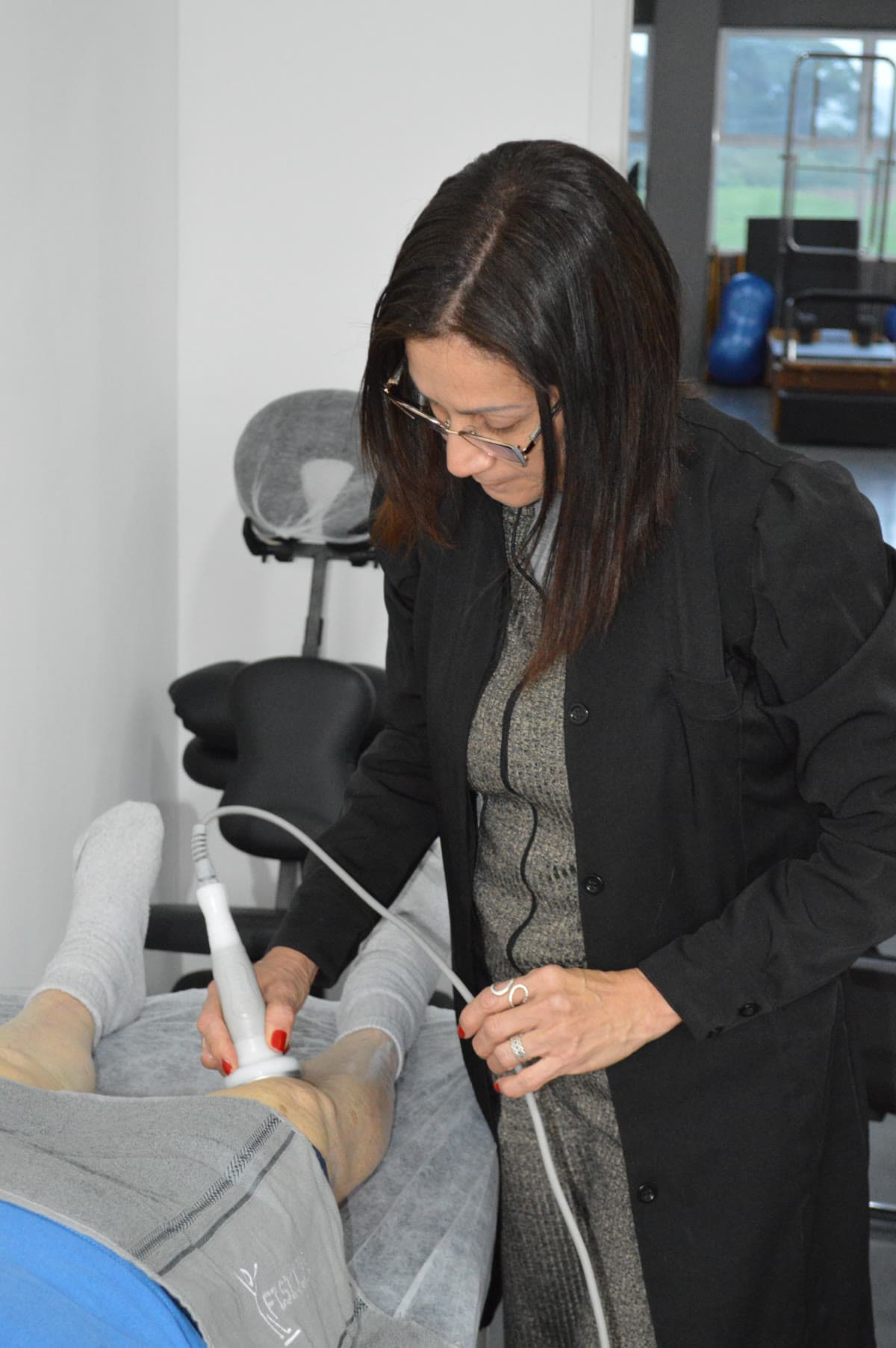 Fisioterapeuta da Fisiolife em atendimento, reconhecida com prêmio de qualidade