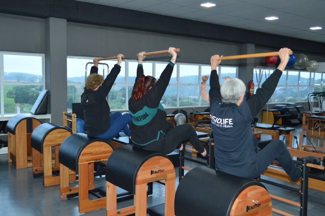 Aula em grupo de Pilates com vista para o horizonte