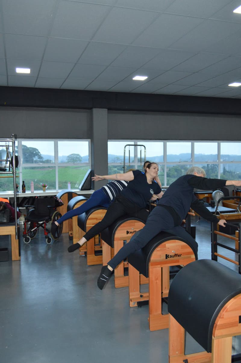 Exercício lateral no barril de Pilates